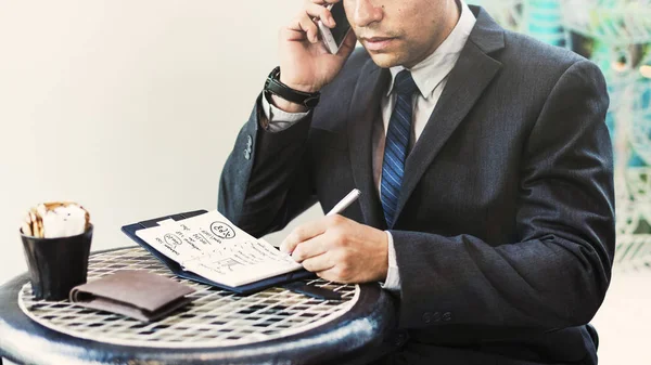 Empresário escrevendo em notebook — Fotografia de Stock