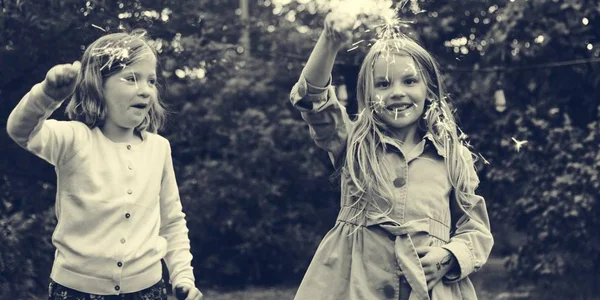 Kız açık havada oynarken Bengal ışıkları ile