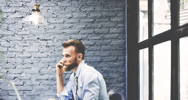 Schöner Geschäftsmann, der arbeitet und denkt — Stockfoto