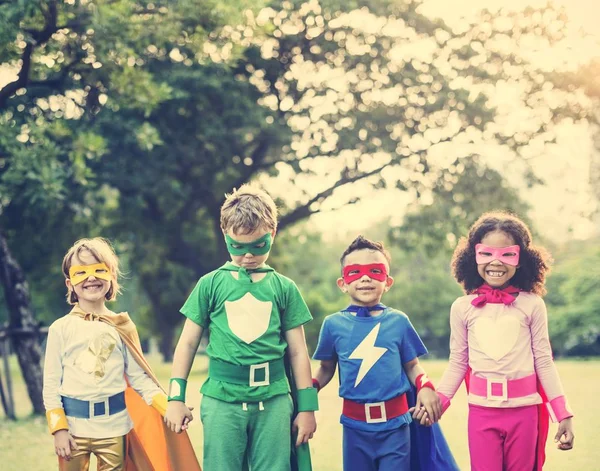 Superhéroe Niños jugando juntos — Foto de Stock