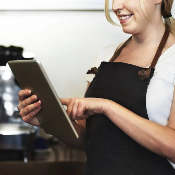 Mujer barista en la cafetería —  Fotos de Stock