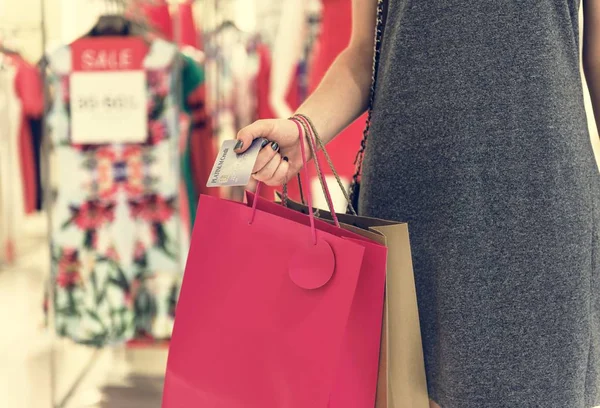 Vrouw met boodschappentassen en creditcard — Stockfoto