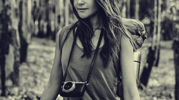 Jonge vrouwelijke backpacker — Stockfoto