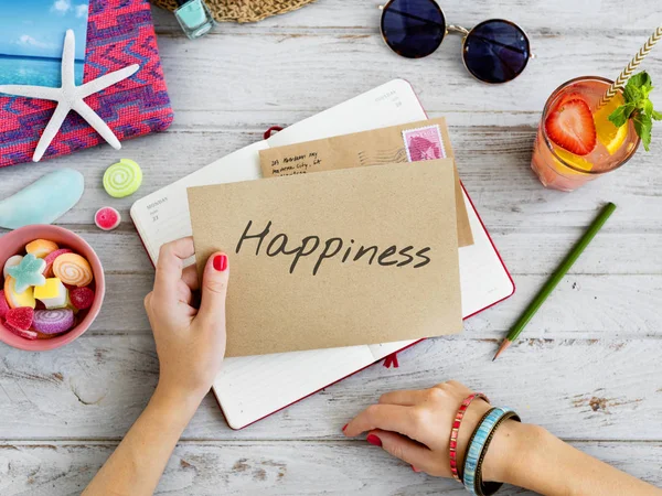 Mujer escribiendo deseos en postal —  Fotos de Stock