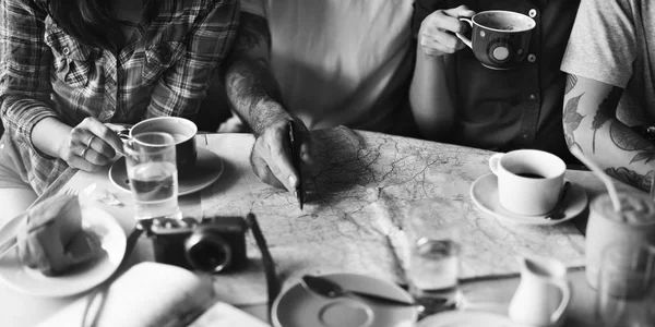 Persone che bevono caffè — Foto Stock