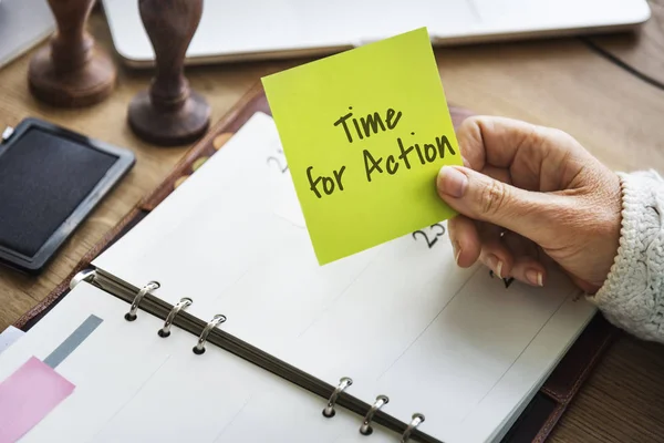 Person holding yellow stick note — Stock Photo, Image