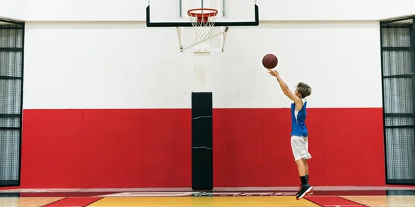 Мальчик играет в баскетбол — стоковое фото