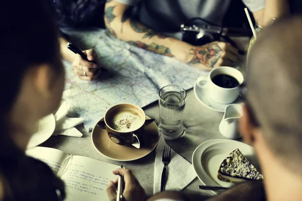 Pessoas bebendo café — Fotografia de Stock