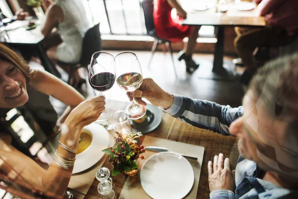 Persone che festeggiano e bevono champagne — Foto Stock