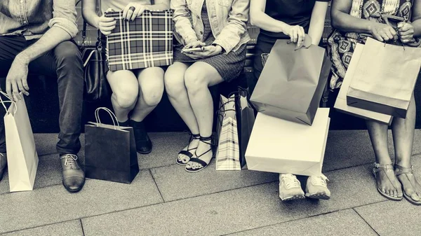 Personnes avec des sacs à provisions — Photo