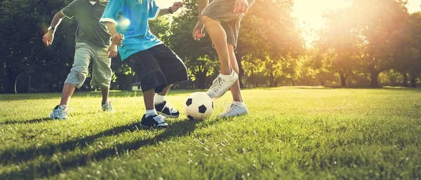 Padre con hijo jugar fútbol —  Fotos de Stock