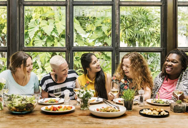 Donne che cenano — Foto Stock