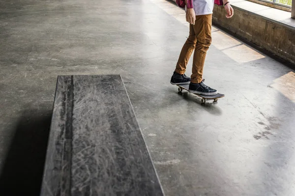 Skateboarder ιππασίας για skateboard — Φωτογραφία Αρχείου