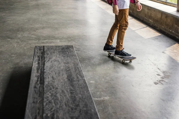 Skateboarder équitation sur skateboard — Photo