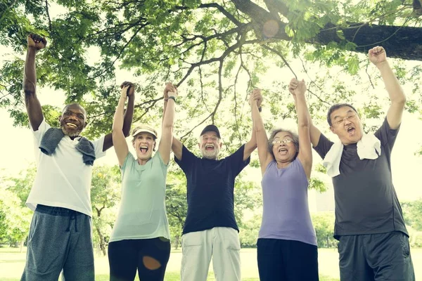 Amici anziani sportivi al parco — Foto Stock