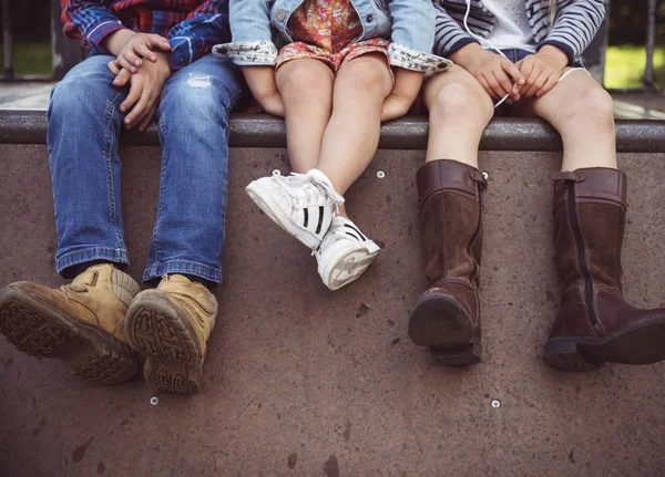 Fashionabla barn sitta utomhus — Stockfoto