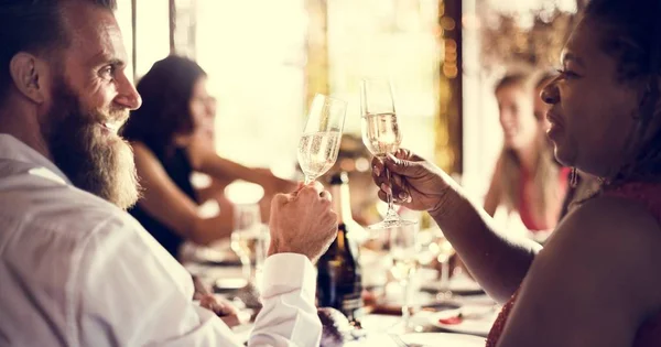 Freunde beim Party-Konzept — Stockfoto