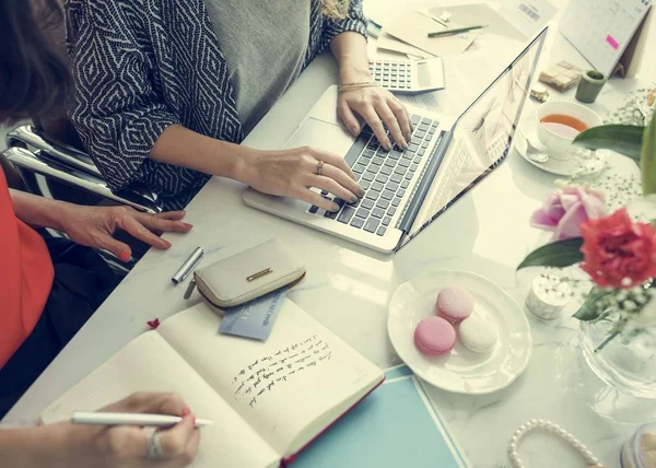 Mujeres trabajando juntas — Foto de Stock