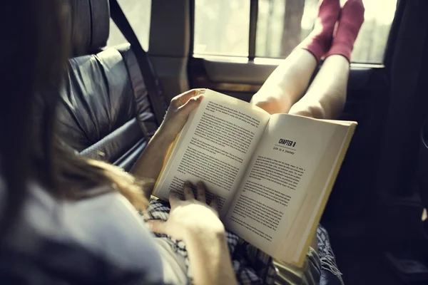 Lány olvasókönyv az autó — Stock Fotó