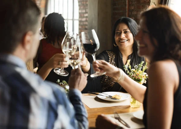 Människor i restaurang koncept — Stockfoto