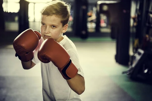 Boxe menino no ginásio — Fotografia de Stock