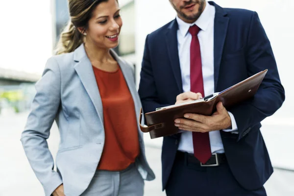 Mensen uit het bedrijfsleven bespreken werken — Stockfoto