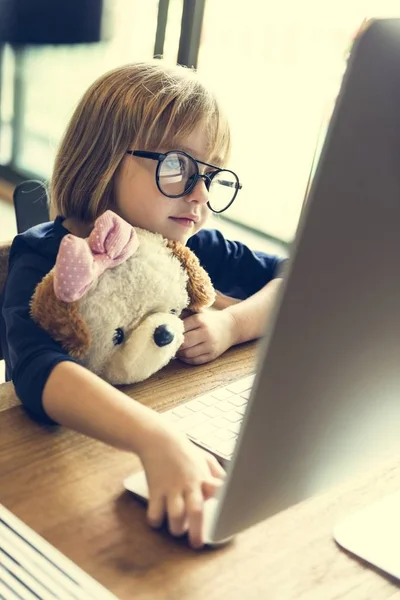 Petite fille utilisant un ordinateur — Photo