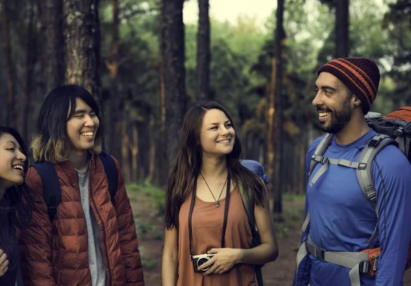Молоді друзі мандрівників у лісі — стокове фото