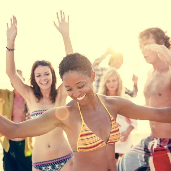 Люди танцуют на пляже — стоковое фото