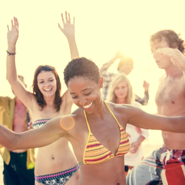 Ανθρώπους να χορεύουν σε Beach Party — Φωτογραφία Αρχείου