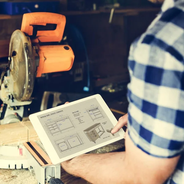 Ambachtsman met behulp van digitale tablet in werkplaats — Stockfoto