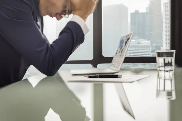 Stresszes üzletember dolgozik — Stock Fotó