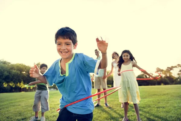 Familie doen oefening met hula hoops — Stockfoto