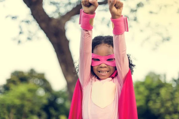 Superherou menina jogar no parque — Fotografia de Stock