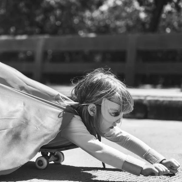 Mała dziewczynka jazda na deskorolce — Zdjęcie stockowe