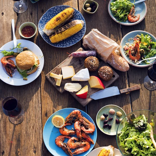 Garnalen, mais en kaas op tafel — Stockfoto