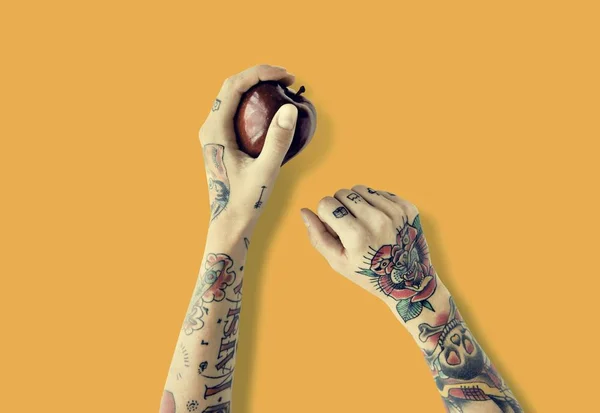 Τα χέρια σε apple κατέχει τατουάζ — Φωτογραφία Αρχείου