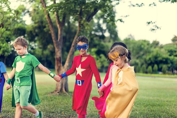 Super-herói crianças brincando juntos — Fotografia de Stock