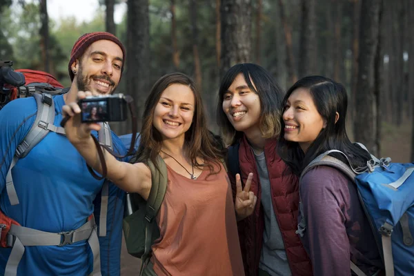 Jongeren nemen selfie — Stockfoto