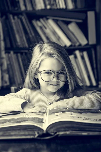 愛らしい少女は、本を読んで — ストック写真
