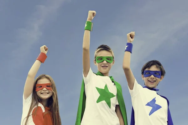 Crianças fantasiadas de super-heróis — Fotografia de Stock