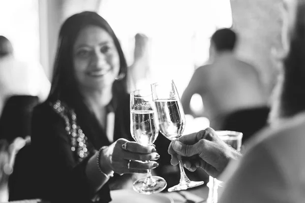 Les gens qui célèbrent et boivent du champagne — Photo