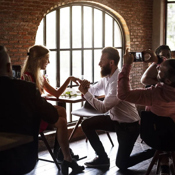 Paar hat romantisches Date — Stockfoto