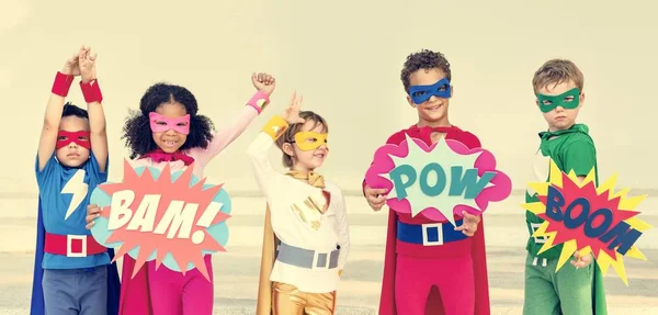 Superhero Kids se joacă împreună — Fotografie, imagine de stoc