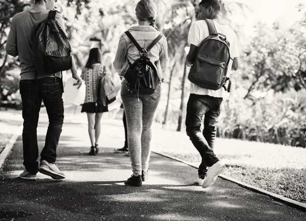 Studenti jít na vysokou školu přes park — Stock fotografie