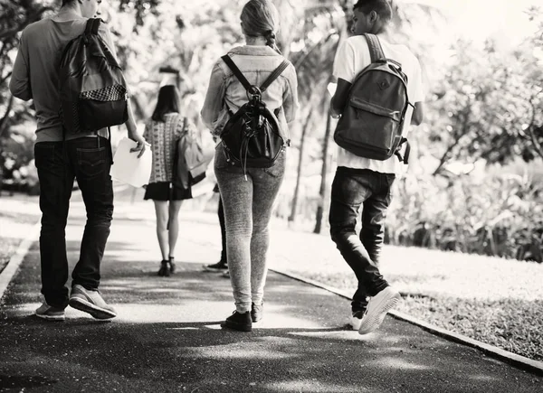 Gli studenti vanno all'università dall'altra parte del parco — Foto Stock