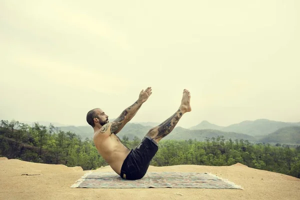 Hombre haciendo ejercicio de yoga —  Fotos de Stock