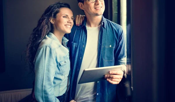 Pareja hablando y mirando a la ventana — Foto de Stock