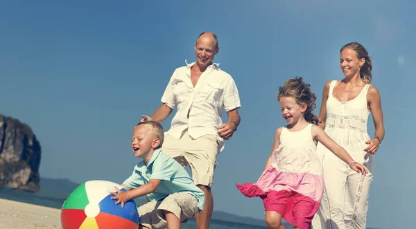 Rodzina bawiąca się na plaży — Zdjęcie stockowe