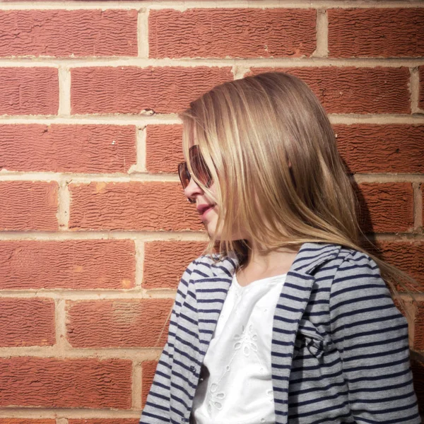 Fashioonable Girl in sunglasses — Stock Photo, Image